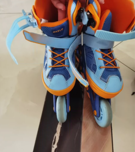 儿童迪卡侬轮滑鞋，98新，就滑过没几次。2...
