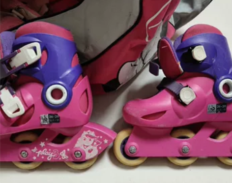 出一双闲置的儿童轮滑鞋，品牌为OXELO，...