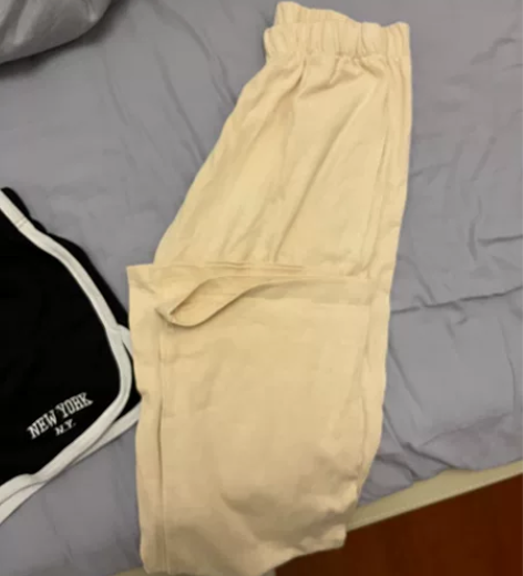 BM奶白色卫裤 均码全新裤长100cm左右...