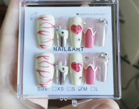 出全新闲置穿戴甲 M码 手绘甜酷爱心粉红皮...