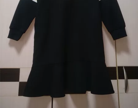 学院风荷叶边T恤连衣裙 款式可爱，面料硬挺...