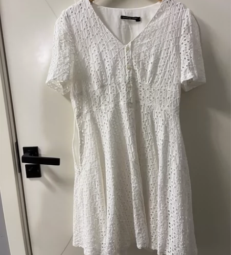 专柜购入纯棉蕾丝v领收腰小白裙百搭简约好看...