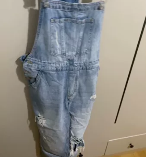 HM破洞背带浅蓝色牛仔裤 破洞款，款式很经...