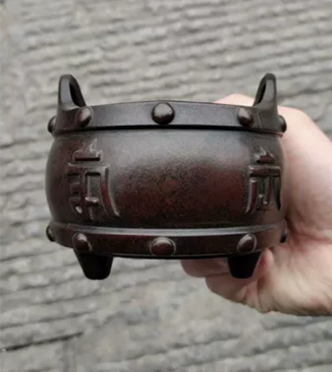 一个纯铜的香炉，香炉底款宣德炉身包浆非常漂...