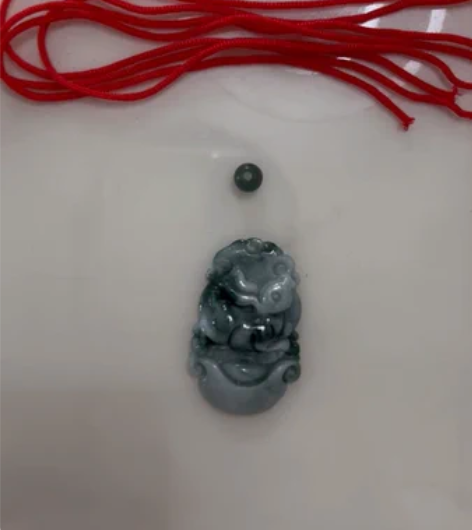 一块玉佩 送红绳 全新 长度3.5厘米，宽...