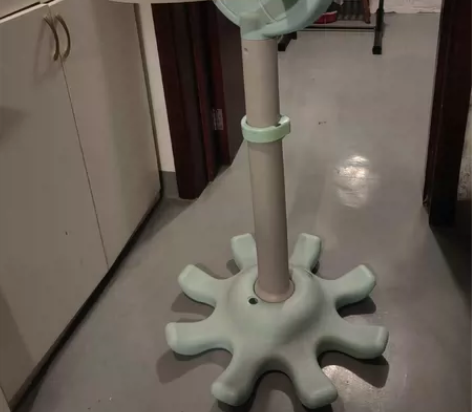 篮球架孩子玩得比较多，篮球框下的网被扯掉了...