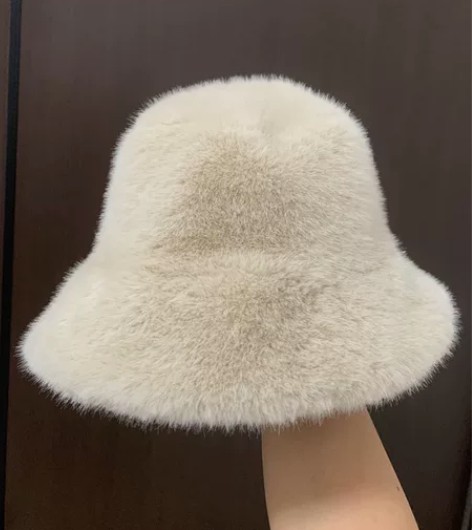 毛绒帽子 买来没戴过 有点不太适合自己 便...