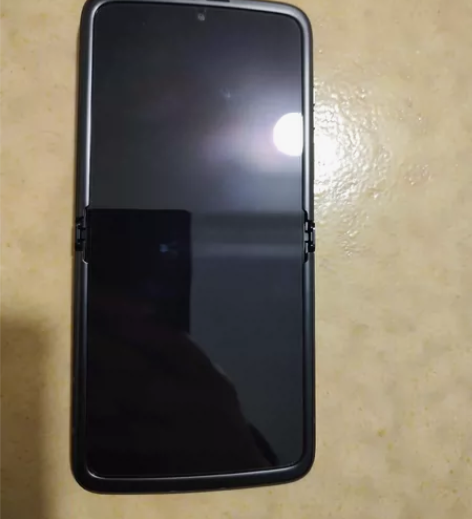 摩托罗拉 moto razr 2022，顶...