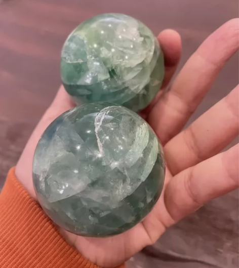 天然七彩萤石水晶球摆件绿萤石彩色水晶圆球打...