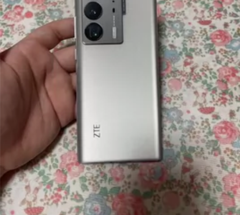 9新中兴Axon40Ultra，几乎无磕碰...