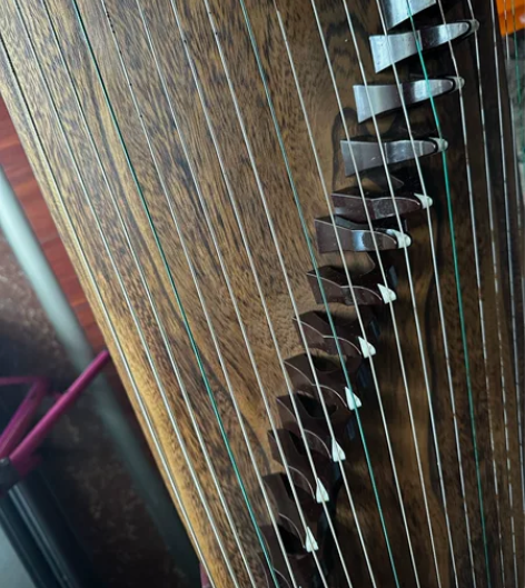 古筝长度一米，包括调音扳手与琴架，还附赠三...