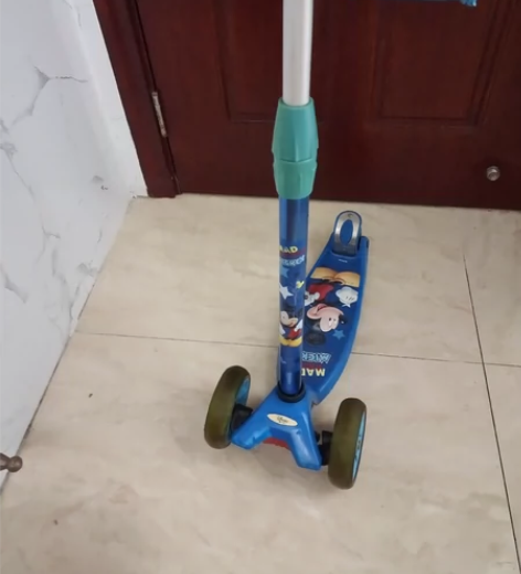 闲置迪士尼滑板车，有闪光轮，低价出！限南江...