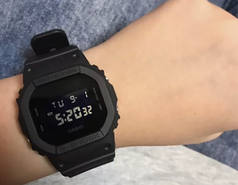 姐姐送的卡西欧小方块黑武士dw5600手表...