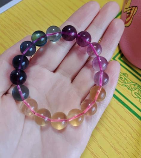 彩萤石单圈。10mm+，大概在10.3左右...