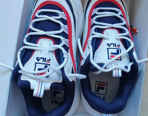 斐乐韩国代购的，38码，稍偏小，平常运动鞋...