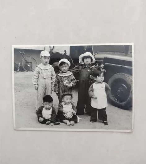 1951年老照片泛银，照片中是6名儿童，背...