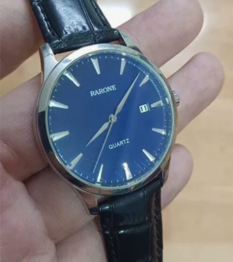 雷诺石英手表，走时精准，表盘处有几道划痕，...