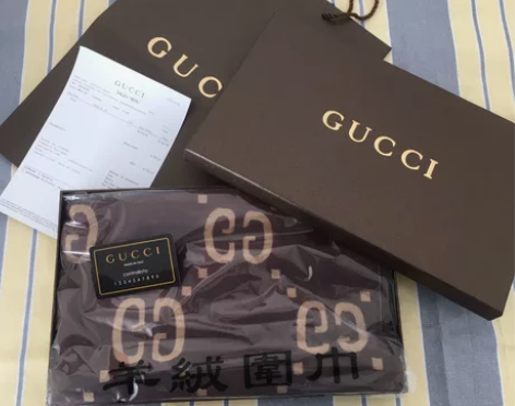 男友送的古驰围巾,羊绒的很暖和,可做披肩,...