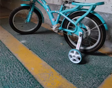 上海永久儿童自行车 成色如图,还算比较新。...