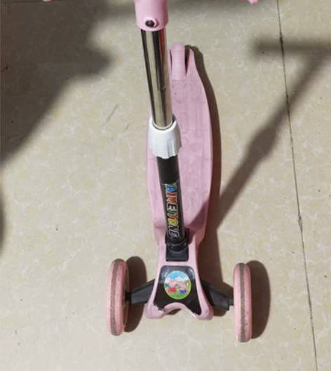 儿童滑板车，滑动一切正常，使用过，外观完好...