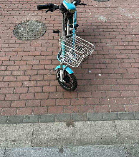 爱玛电动自行车，带白牌，锂电池，容量应该是...