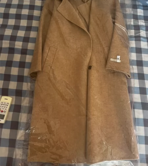 欧货高端羊毛外套。质感好，厚实挡风。s。朋...