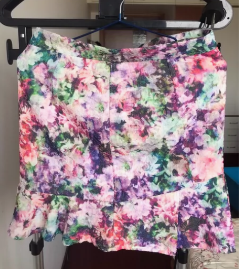 水墨粉荷叶边裙 买自于精品店，穿过7.8次...