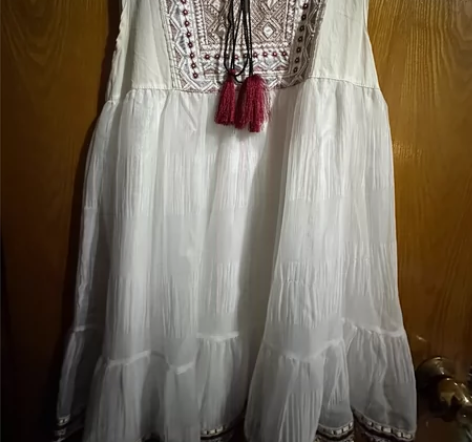 民族风白色连衣群 做工比较精细 原来某宝一...