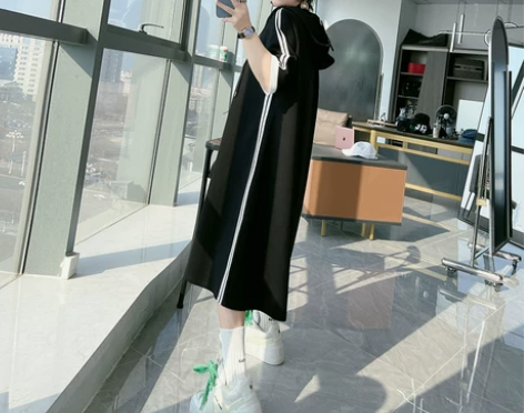 穿过4次左右 中长款连帽运动风连衣裙大码女...
