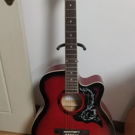 吉他。指板和音色都不错，弦距也非常舒服。长...