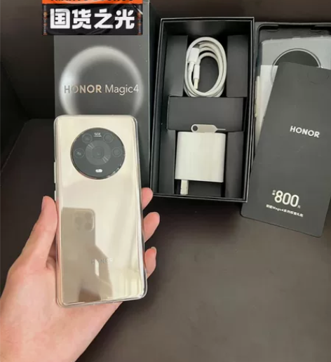 荣耀Magic4还配备了潜望式长焦摄像头和...