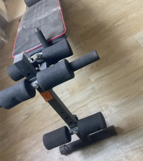 仰卧起坐辅助器健身器材，锻炼的时候把自己肋...