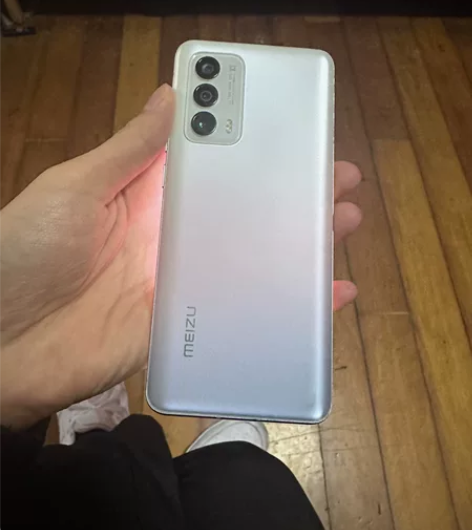 出一台自用魅族18 8+128 屏幕左下角...