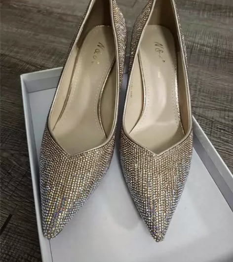 亮钻高跟鞋 鞋穿着很舒服，就穿了一次，婚鞋...