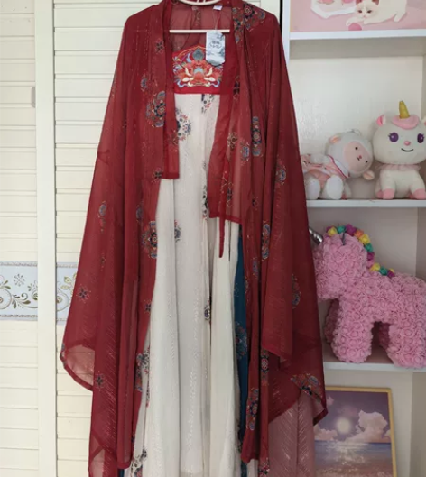 出阑珊小记全新带吊牌一套 仅试穿，码数对我...