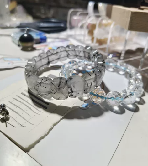 黑发晶手牌手串 发丝挺多挺明显的,手牌比较...