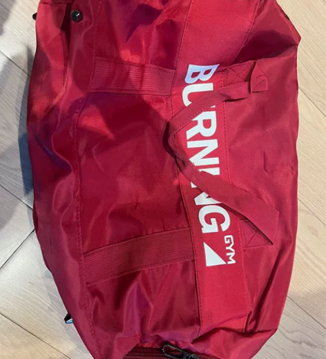 健身背包,有干湿分离区,侧袋足够放鞋子或者...