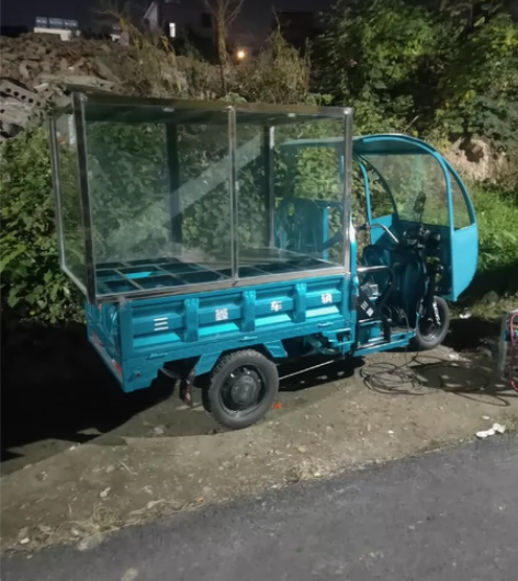 新买的电三轮车，带柜子低价处理有需要的联系...