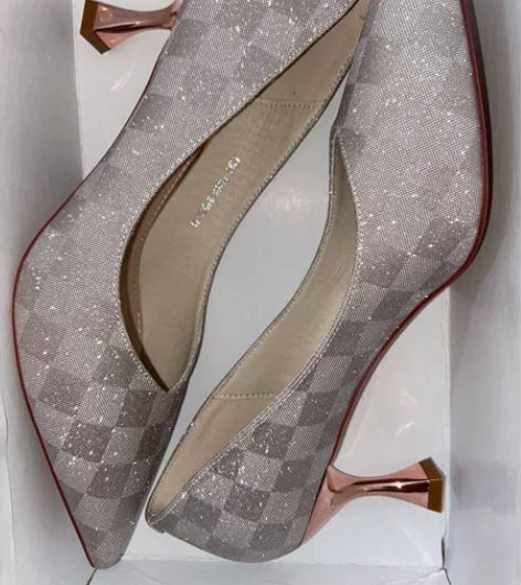 全新ZLL高跟鞋 朋友送的 买大了  跟高...