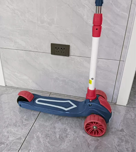 儿童滑板车,朋友送的,带灯,可调节,一直家...