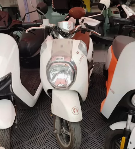 二手雅迪7020 才换的电池明显使用痕迹Y...