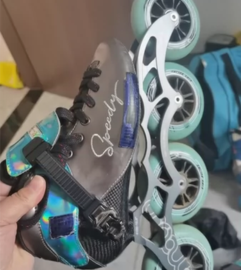 米高米高速滑鞋,俱乐部原价4980购买的。...