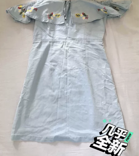 欧时力专柜购入，一字肩牛仔薄连衣裙，肩带长...