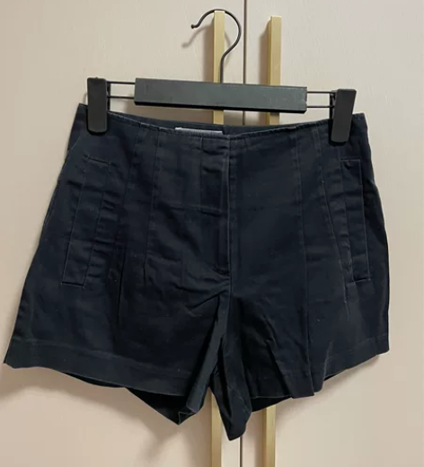 闲置牛仔短裤,颜色:黑色,腰围64厘米以内...