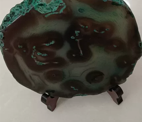 天然水晶石、颜色非常漂亮，带底座，喜欢的拍...