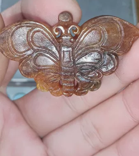 和田玉俄籽，纯手工雕刻蝴蝶，天然沁皮老熟，...