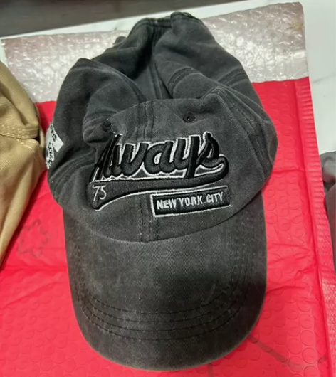 两顶帽子，全新未使用，加一个花花公子的腰带...