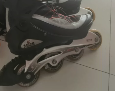 男士单排旱冰鞋41码，带护具 感兴趣的话点...