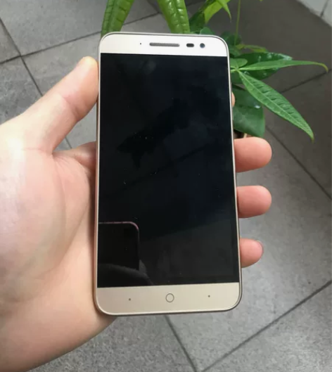 中兴手机 正常开机 能打电话 (不议价) ...