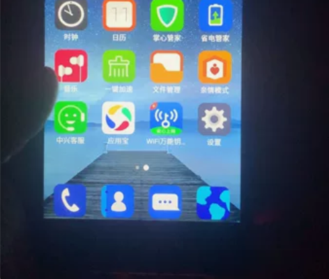 中兴手机，触摸灵敏就是边角掉漆明显套个壳完...